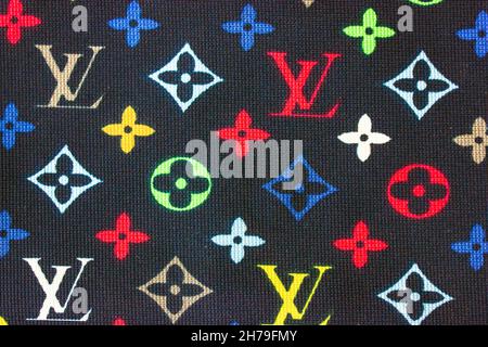 Kiev, Ucraina. 3 marzo 2020. Louis Vuitton famoso monogramma. Logo multicolore stampato su tessuto sintetico nero a maglia. Sfondi di lusso del marchio e. Foto Stock