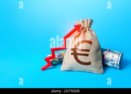Borsa euro e freccia rossa verso l'alto. Crescita economica, PIL. Aumento dei profitti, tasse di bilancio. Investimenti. Aumento del tasso di deposito. Aumentare il reddito e bu Foto Stock