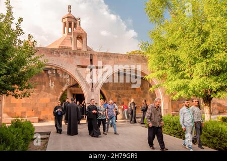 17 maggio 2021, Vagharshapat, Armenia: Dal Battistero di Sant'Asdvatsazin, nel complesso di Etchmiadzin, escono molti clergimani e parrocchiani Foto Stock