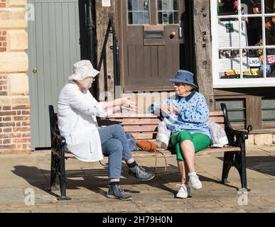 Due donne anziane che conversano sulla panchina Castle Hill Lincoln City 2021 Foto Stock