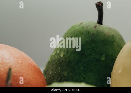 Pear primo piano con gocce d'acqua sulla Peel Foto Stock