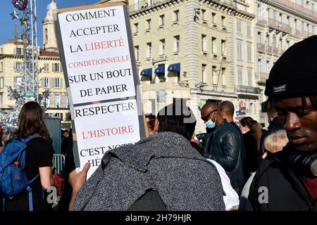 Marsiglia, Francia. 20 Nov 2021. Durante la manifestazione, un manifestante tiene un cartello.più di 200 "gilet Jaunes" (in francese) hanno manifestato contro il pass sanitario, la riforma pensionistica e contro il governo francese in generale. "Yellow Vests" (Gilets Jaunes in francese) è un movimento di protesta contro il governo di Emmanuel Macron. Credit: SOPA Images Limited/Alamy Live News Foto Stock