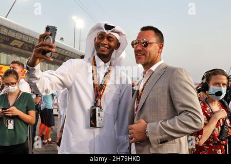 Doha, Qatar. 21 Nov 2021. (Da L a R): Mutaz Essa Barshim (QAT) campione olimpico di salto in alto con John Terry (GBR) allenatore di calcio in griglia. Gran Premio del Qatar, domenica 21 novembre 2021. Doha, Qatar. Credit: James Moy/Alamy Live News Foto Stock