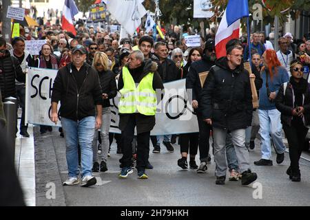 Marsiglia, Francia. 20 Nov 2021. I manifestanti marciano per le strade durante la manifestazione.più di 200 'gilet Jaunes' (in francese) hanno dimostrato contro il pass sanitario, la riforma delle pensioni e contro il governo francese in generale. "Yellow Vests" (Gilets Jaunes in francese) è un movimento di protesta contro il governo di Emmanuel Macron. Credit: SOPA Images Limited/Alamy Live News Foto Stock