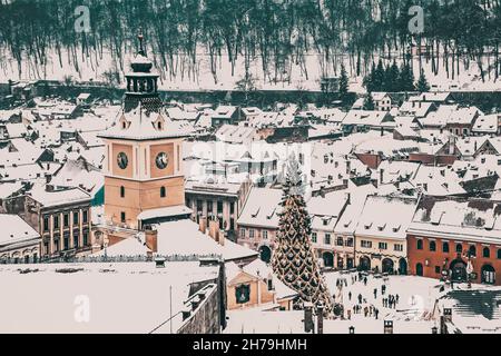 Vista dall'alto su Brasov in inverno, Romania Foto Stock