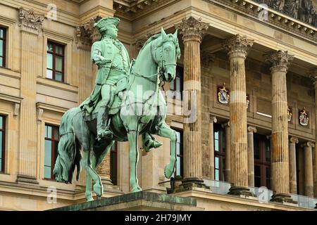 Scultura in bronzo di Charles William Ferdinand, duca di Brunswick-Wolfenbüttel di fronte al Palazzo Brunswick a Braunschweig, bassa Sassonia, Germania. Foto Stock