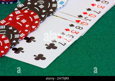 Un mazzo di carte disposte su sfondo verde per illustrare il concetto di gioco d'azzardo e tempo libero Foto Stock
