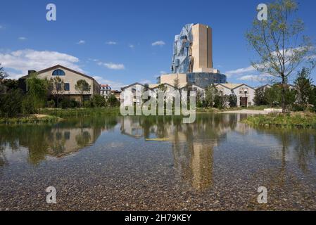 Luma Tower progettata da Frank Gehry si riflette nei giardini paesaggistici del lume Foundation Arts Centre Arles Provence Francia Foto Stock