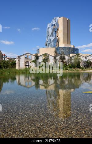 Luma Tower progettata da Frank Gehry si riflette nei giardini paesaggistici del lume Foundation Arts Centre Arles Provence Francia Foto Stock