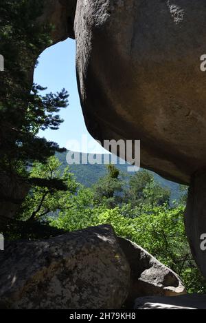 Passaggio 'Portette' attraverso massi di arenaria tra il Grès d'Annot Annot Alpes-de-Haute-Provence Francia Foto Stock