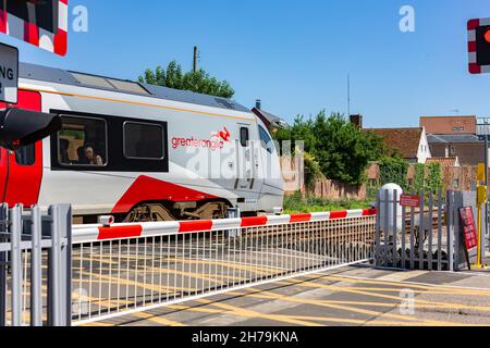 Woodbridge Suffolk UK Luglio 16 2021: Un treno Greater Anglia che passa su un incrocio a livello sulla strada per Lowestoft da Ipswich Foto Stock