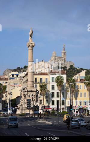 Skyline, Fontana di Via Monumentale (1913), e Basilica o Chiesa di Notre Dame de la Garde, Place Castellane Town Square Marsiglia Provenza Francia Foto Stock