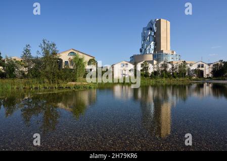 Luma Tower progettata da Frank Gehry si riflette nei giardini paesaggistici del lume Foundation Arts Centre Arles Provence Francia Foto Stock