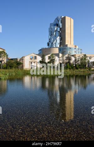 Luma Tower progettata da Frank Gehry si riflette nei giardini paesaggistici del lume Foundation Arts Centre Arles Provence Francia Foto Stock