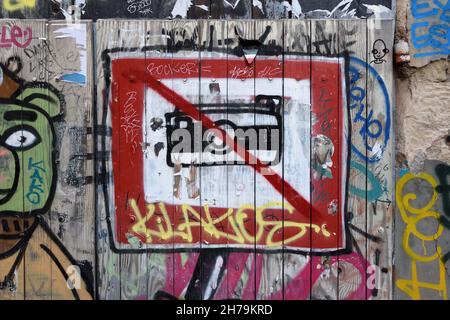 Rustico o dipinto No Photography Sign o Graffiti su Old Garage porta Arles Provence Francia Foto Stock