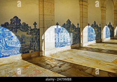 Il cortile del Monastero di San Vicente de Fora a Lisbona, fondato nel 1147 da Dom Afonso Henriques (1109-1185) il primo re portoghese. Portogallo Foto Stock