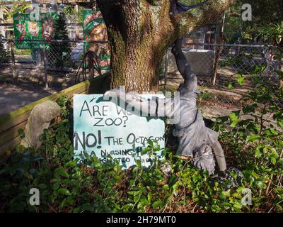 Scultura mimica di bambino in testa accanto a segno che porta un messaggio importante al Octagon Wildlife Sanctuary a Punta Gorda, Florida, USA, 2020 © Ka Foto Stock