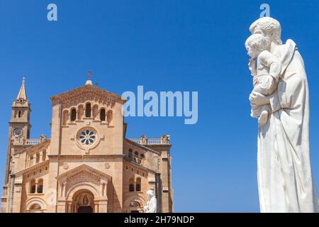 Statua dei santi presso la Basilica del Santuario Nazionale della Beata Vergine di Ta Pinu situata sull'isola di Gozo, Malta Foto Stock