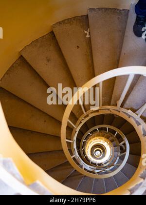 Vista verso il basso nella torre Minareto per il visitatore che scende con scale rotanti, Lednice parco castello. Ombre di turisti che scendono. Lednice, Czechia Foto Stock