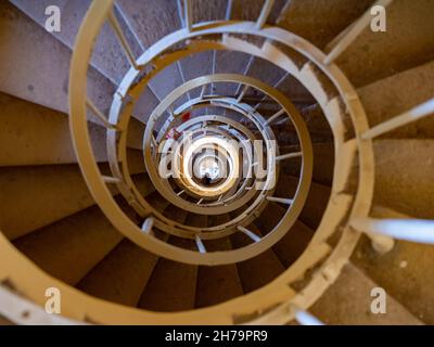 Vista verso il basso nella torre Minareto per il visitatore che scende con scale rotanti, Lednice parco castello. Ombre di turisti che scendono. Lednice, Czechia Foto Stock