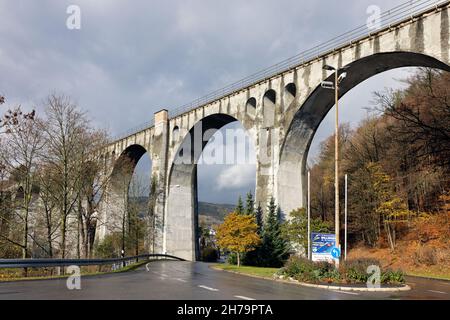 Viadotto ferroviario a Willingen con colori autunnali, Germania Sauerland Foto Stock