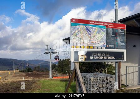 Willingen, Germania - 7 novembre 2021: Cima del monte Ettelsberg con arrivo della funivia particolarmente utilizzata per gli sport invernali Foto Stock