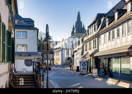 Brilon, Germania - Novembre 12 2021: Via dello shopping nel centro medievale della città tedesca Brilon Foto Stock