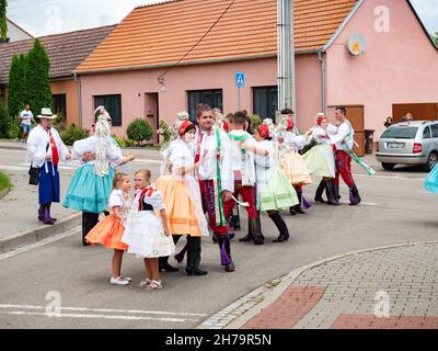 Milovice, Repubblica Ceca 28 agosto 2021. Festa popolare. Costumi tradizionali con canti e danze. Foto Stock