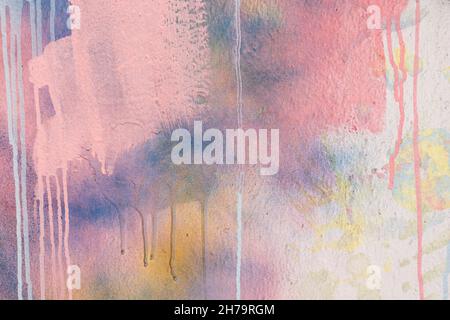 Astratto pastello rosa, blu, bianco pittore intonacato parete sfondo con gocce colorate, flussi, striature di vernice e spruzzi di vernice Foto Stock