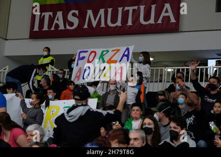 Trento, Italia. 21 Nov 2021. Sopporters of Dolomiti Trentino energia on BLM Group Arena durante Dolomiti energia Trentino vs Fortitudo Bologna, Campionato Italiano Basket A Serie a Trento, Italia, Novembre 21 2021 Credit: Agenzia indipendente per la fotografia/Alamy Live News Foto Stock