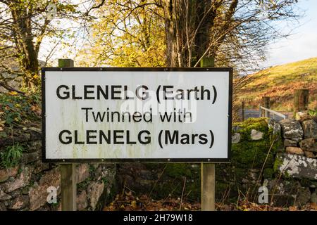 Il villaggio scozzese della costa occidentale di Glenelg è stato ufficialmente gemellato con Glenelg, Mars, il 20 ottobre 2012. Cartello stradale visibile quando ci si avvicina a Glenelg. Foto Stock