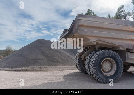 Dumper grande utilizzato per la movimentazione di sabbia e ghiaia nelle cave. Foto Stock