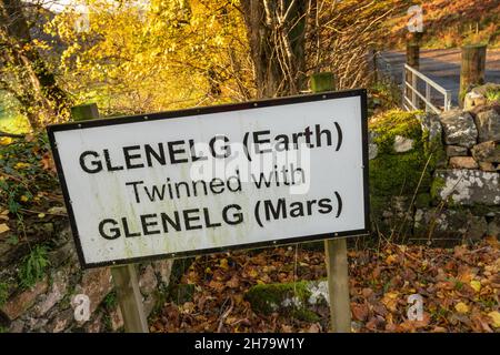 Il villaggio scozzese della costa occidentale di Glenelg è stato ufficialmente gemellato con Glenelg, Mars, il 20 ottobre 2012. Cartello stradale visibile quando ci si avvicina a Glenelg. Foto Stock