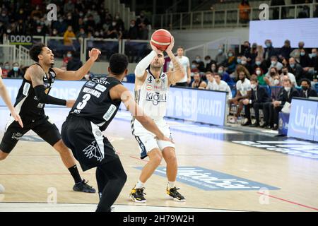 Trento, Italia. 21 Nov 2021. Pietro Aradori - Fortitudo Kigili Bologna durante Dolomiti energia Trentino vs Fortitudo Bologna, Campionato Italiano di Basket A Serie a Trento, Italia, Novembre 21 2021 Credit: Agenzia fotografica indipendente/Alamy Live News Foto Stock