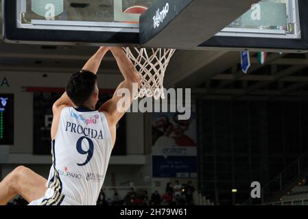 Trento, Italia. 21 Nov 2021. Dunk by Gabriele Procida - Fortitudo Kigili Bologna durante Dolomiti energia Trentino vs Fortitudo Bologna, Campionato Italiano di Basket a Serie a Trento, Italia, Novembre 21 2021 Credit: Agenzia fotografica indipendente/Alamy Live News Foto Stock