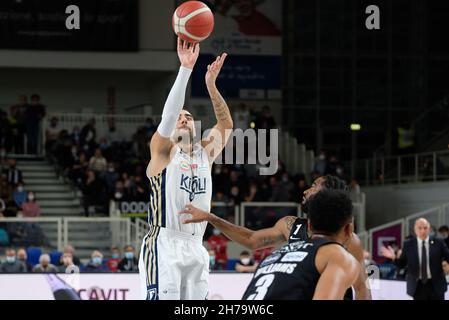 Trento, Italia. 21 Nov 2021. Sparato per Pietro Aradori - Fortitudo Kigili Bologna durante Dolomiti energia Trentino vs Fortitudo Bologna, Campionato Italiano di Basket a Serie a Trento, Italia, Novembre 21 2021 Credit: Agenzia fotografica indipendente/Alamy Live News Foto Stock