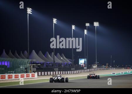 Doha, Qatar. 19 Nov 2021. 10 Pierre Gasly (fra, Scuderia AlphaTauri Honda), 7 Kimi Raikkonen (fin, Alfa Romeo Racing ORLEN), Gran Premio di F1 del Qatar al Losail International Circuit il 19 novembre 2021 a Doha, Qatar. (Foto di HOCH ZWEI) Credit: dpa/Alamy Live News Foto Stock