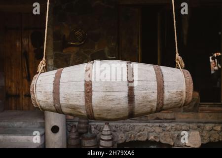 un churn è un barile appeso su due corde e progettato per montare il latte in un prodotto più grasso Foto Stock