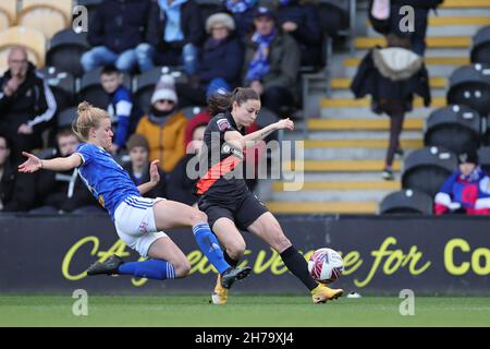 LEICESTER, GBR. 21 NOVEMBRE. Esmee De Graaf di Leicester City sfida Danielle Turner di Everton durante la gara Barclays fa Women's Super League tra Leicester City ed Everton al Pirelli Stadium di Burton upon Trent domenica 21 novembre 2021. (Credit: James Holyoak | MI News) Credit: MI News & Sport /Alamy Live News Foto Stock