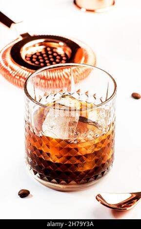 Cocktail russo nero, bevanda alcolica alla moda con vodka, liquore al caffè e ghiaccio, sfondo bianco, utensili da bar Foto Stock