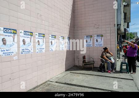 Caracas, Miranda, Venezuela. 21 Nov 2021. La propaganda elettorale nelle strade di Caracas.i venezuelani votano domenica 21 novembre, nelle elezioni statali e municipali, dove saranno eletti 23 governatori e 335 sindaci, oltre ai legislatori e ai consiglieri regionali. In questa occasione, una parte dell'opposizione ha partecipato alle elezioni. (Credit Image: © Jimmy Villalta/ZUMA Press Wire) Foto Stock