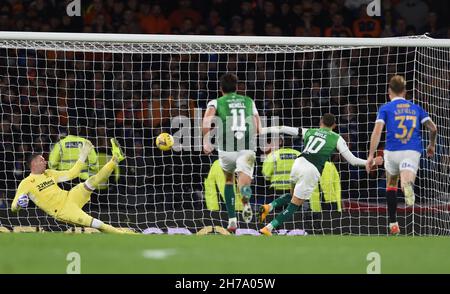 Glasgow, Regno Unito. 21 Nov 2021. Martin Boyle di Hibernian segna il suo terzo goal dal punto di rigore durante la partita della Scottish League Cup ad Hampden Park, Glasgow. Il credito d'immagine dovrebbe leggere: Neil Hanna/Sportimage Credit: Sportimage/Alamy Live News Foto Stock