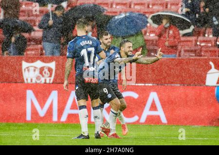 Jose Luis 'Joselu' Sanmartin di Alaves celebra un gol durante il campionato spagnolo la Liga partita di calcio tra Sevilla FC e Deportivo Alaves il 20 novembre 2021 allo stadio Ramon Sanchez-Pizjuan di Siviglia, Spagna - Foto: Joaquin Corchero/DPPI/LiveMedia Foto Stock