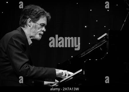 Dave Newton suona pianoforte, Scarborough Jazz Festival 2021, Regno Unito Foto Stock