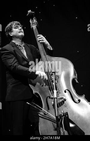 Andy Clyendert suona il contrabbasso con Tony Kofi quintet, Scarborough Jazz Festival 2021, UK Foto Stock