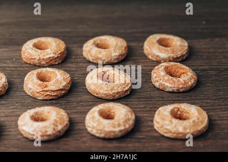 Bellissimi bagel e pani di zenzero su uno sfondo marrone Foto Stock