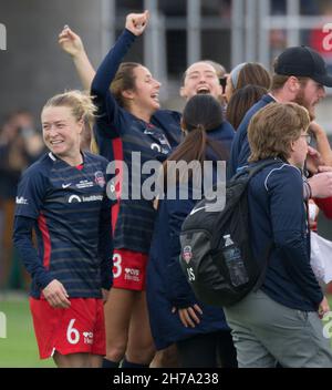 Louisville, Stati Uniti. 20 Nov 2021. Louisville, USA, November20th 20 a Washington Spirit Celebration la prima vittoria del campionato nazionale della squadra. Partita di campionato della National Womens Soccer League contro le Chicago Red Stars allo stadio Lynn Family di Louisville, Kentucky. *NESSUN USO COMMERCIALE* Kat Farris/Sports Press Photo Credit: SPP Sport Press Photo. /Alamy Live News Foto Stock