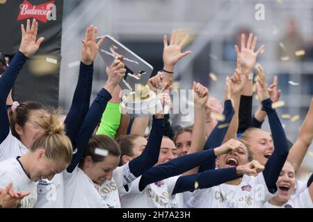 Louisville, Stati Uniti. 20 Nov 2021. Louisville, USA, November20th 20 il capitano Andi Sullivan (12 Washington Spirit) solleva il trofeo dopo che lo Washington Spirit ha vinto il primo campionato nazionale della lega di calcio femminile. Lynn Family Stadium a Louisville, Kentucky. *NESSUN USO COMMERCIALE* Kat Farris/Sports Press Photo Credit: SPP Sport Press Photo. /Alamy Live News Foto Stock