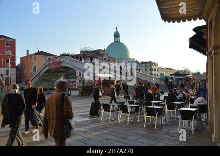 Ponte degli Scalzi a Venezia. Il ponte collega il sestiere di Santa Croce e Cannaregio - 11 novembre 2021. Foto Stock