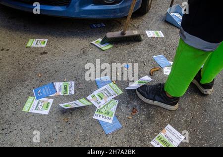 Caracas, Miranda, Venezuela. 21 Nov 2021. Un equipaggio di pulizia raccoglie la propaganda elettorale dalle strade di Caracas.i venezuelani votano domenica 21 novembre, nelle elezioni statali e municipali, dove saranno eletti 23 governatori e 335 sindaci, oltre ai legislatori e ai consiglieri regionali. In questa occasione, una parte dell'opposizione ha partecipato alle elezioni. (Credit Image: © Jimmy Villalta/ZUMA Press Wire) Foto Stock